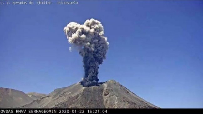 Volcán de Chillán sorprendió con su primer pulso eruptivo del año