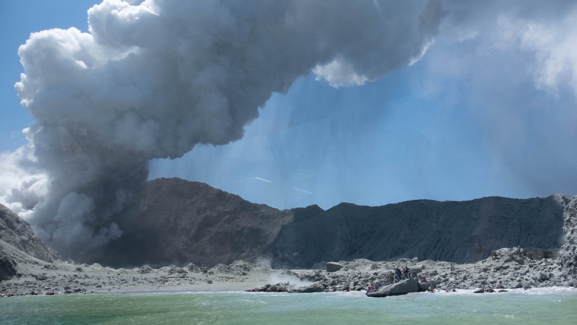 Elevan a 20 los muertos por la erupción del volcán Whakaari de Nueva Zelanda