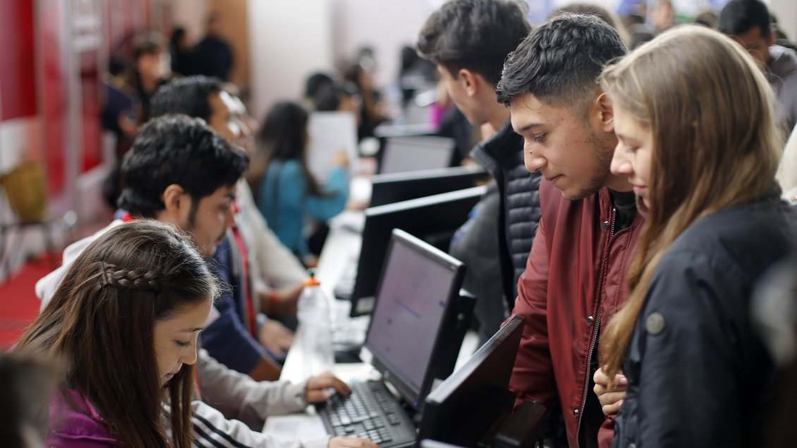 Este domingo termina el plazo para postular o renovar becas de la Junaeb