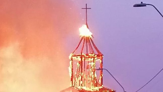 Hasta este viernes se amplió detención de imputado por incendio en Iglesia San Francisco de Ancud
