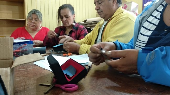 Adultos mayores de Pitrufquén realizan talleres de orfebrería y tejidos mapuche