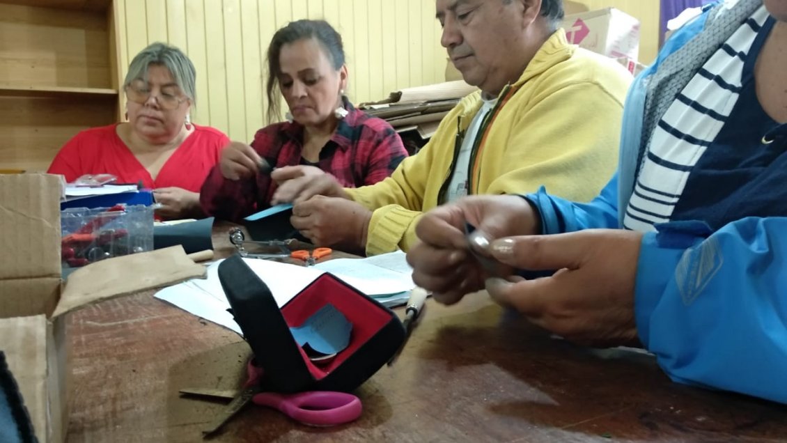 Adultos mayores de Pitrufquén realizan talleres de orfebrería y tejidos mapuche