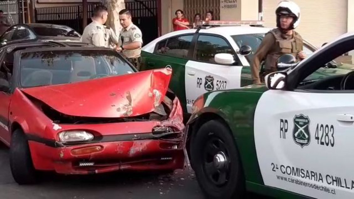Hombre evadió control policial y chocó a una patrulla en Chillán