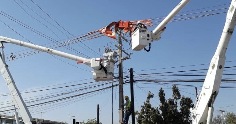 O’Higgins: Postes chocados causaron cortes de energía en dos comunas
