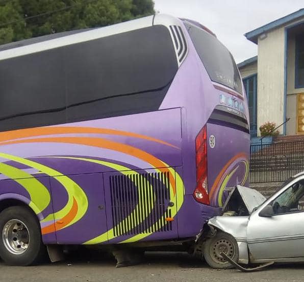 Río Negro: Conductor que impactó con su automóvil bus que estaba estacionado falleció en hospital
