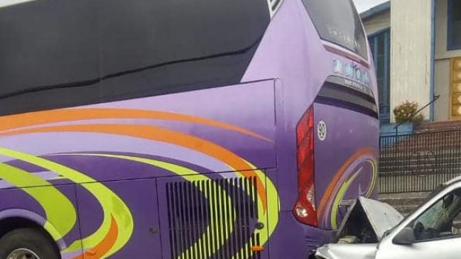 Río Negro: Conductor que impactó con su automóvil bus que estaba estacionado falleció en hospital