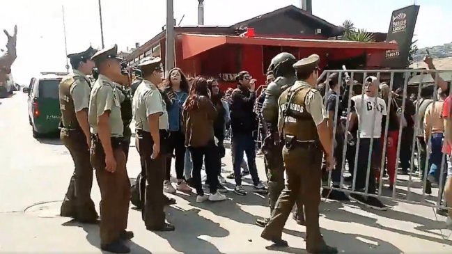 Jóvenes acusan que se les prohibió reingresar a local donde debían dar la PSU