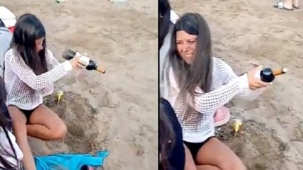 Destapó una botella de vino sin sacacorchos y se convirtió en furor