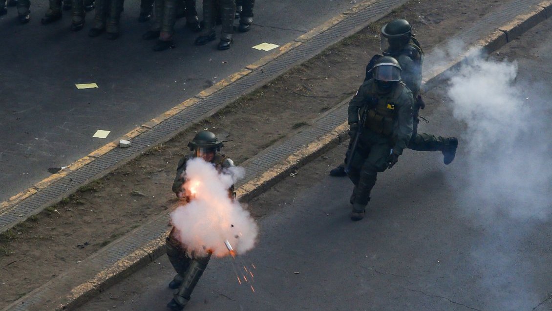 Denuncian que golpe de una bomba lacrimógena dejó grave a una joven de 17 años en Puerto Montt