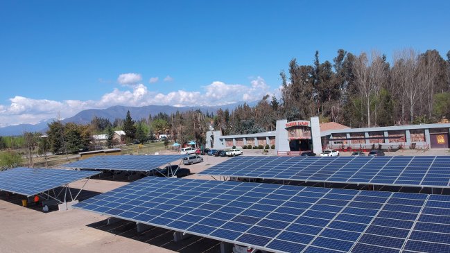 Autoridades presentan estacionamiento solar en Rancagua