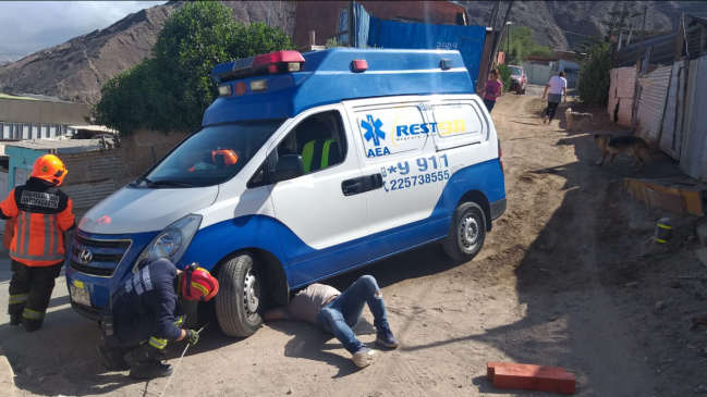 Ambulancia estuvo a punto de desbarrancar en Antofagasta