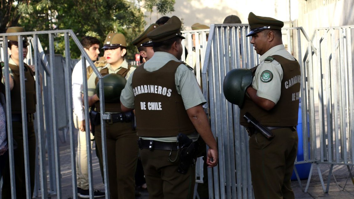 Mujer amenazó con una escopeta a carabineros desde un auto a alta velocidad en Puchuncaví