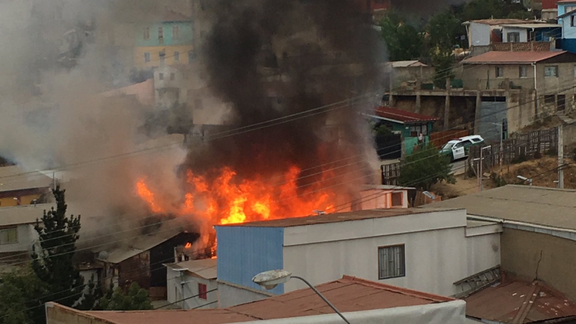 Incendio consume viviendas en cerro Larraín de Valparaíso