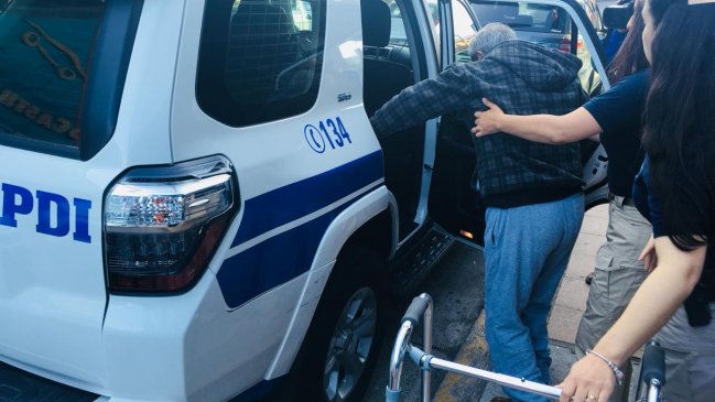 Adulto mayor que se moviliza con un 