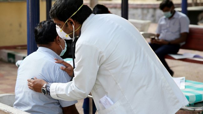 Detuvieron a un hombre en Malasia por difundir noticias falsas en Facebook sobre el coronavirus