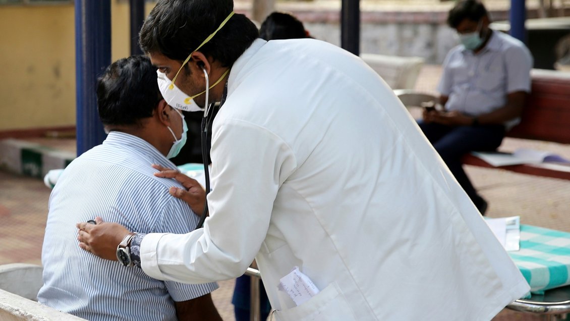 Detuvieron a un hombre en Malasia por difundir noticias falsas en Facebook sobre el coronavirus