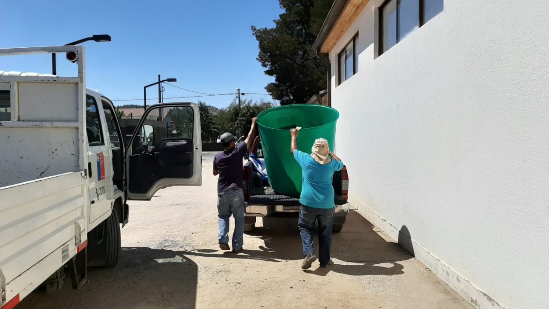 Onemi entrega estanques contenedores de agua en Pumanque y Marchigüe