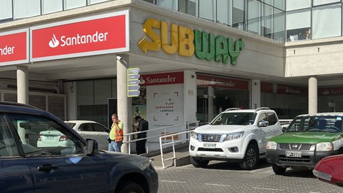 Delincuentes disfrazados de ancianos protagonizaron robo en banco de San Joaquín