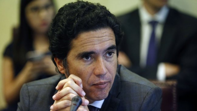 Ministro Briones provocó risas y recuerdos al comparar a Netflix con videoclubes