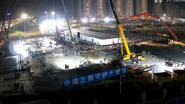 Así avanza la construcción en tiempo récord de hospital contra el coronavirus en China
