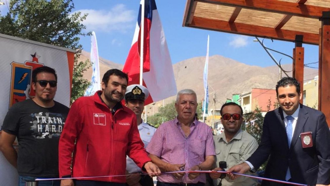 Inauguran bandejón central con sombreadores en Tocopilla