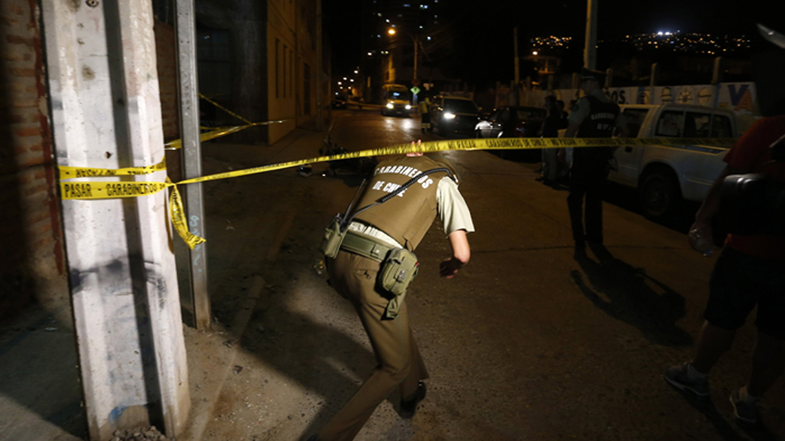 Nueva jornada de incidentes deja dos carabineros heridos de bala y otro atropellado en Quilicura