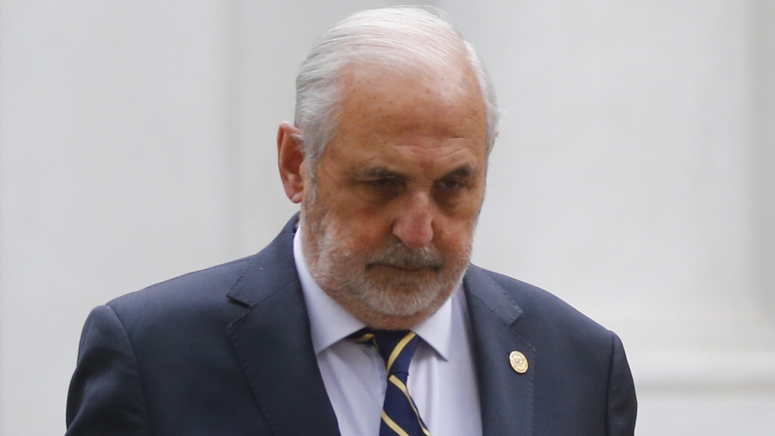 Abbott levanta suspensión del fiscal Arias tras revés en la Corte Suprema