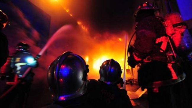 Un hombre murió en incendio que consumió supermercado que había sido saqueado en San Ramón