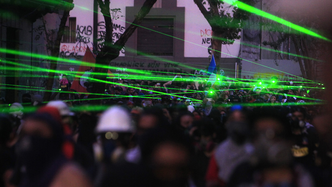 Banderazo, incendios y suspensión de un partido de fútbol dejó nueva jornada de manifestaciones