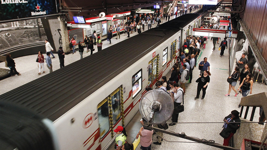Sindicatos de Metro piden sacar la comisaría de Baquedano y reabrir estación