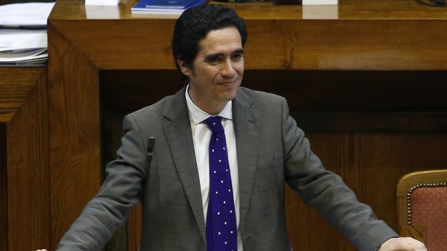 Briones es el ministro mejor evaluado de un Gobierno con un rechazo que no cesa, según Cadem