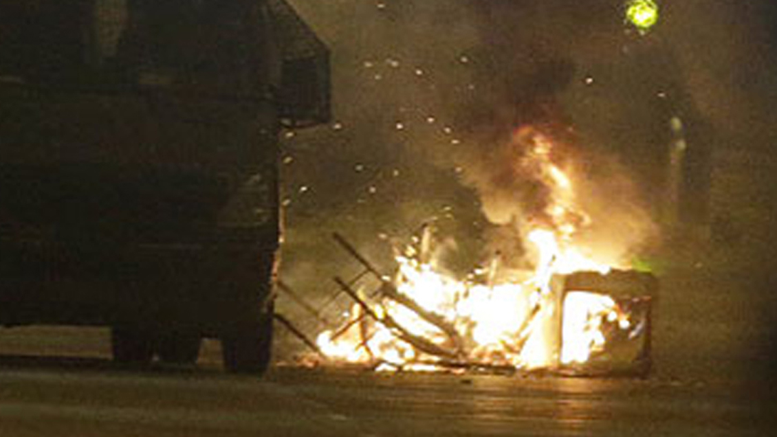 Un bus quemado y enfrentamientos con carabineros en violenta noche de incidentes en Huechuraba