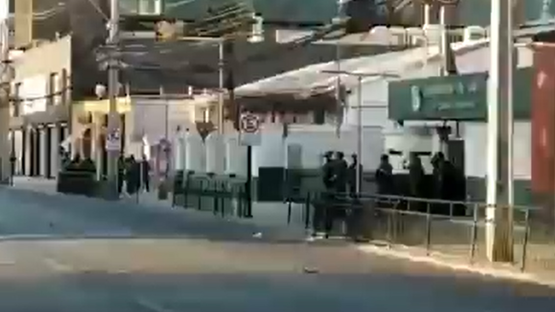 Turba atacó comisaría en el centro de Puente Alto