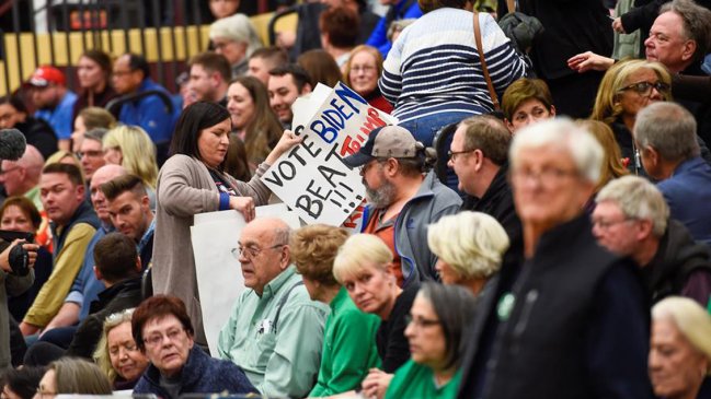 Caos en el recuento retrasa los resultados del caucus demócrata en Iowa