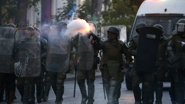 Corte de Valparaíso autorizó a Carabineros a utilizar balines y gases disuasivos en protestas violentas