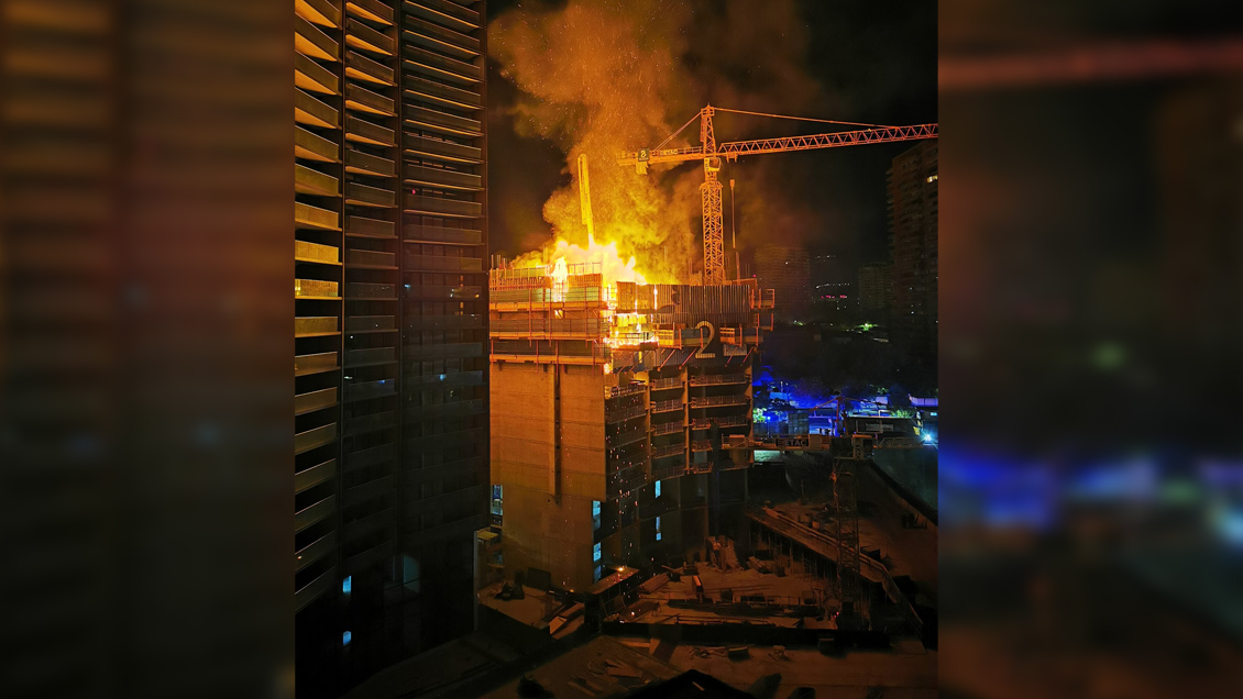 Gran incendio consume edificio en construcción en Las Condes
