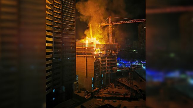 Gran incendio consume edificio en construcción en Las Condes