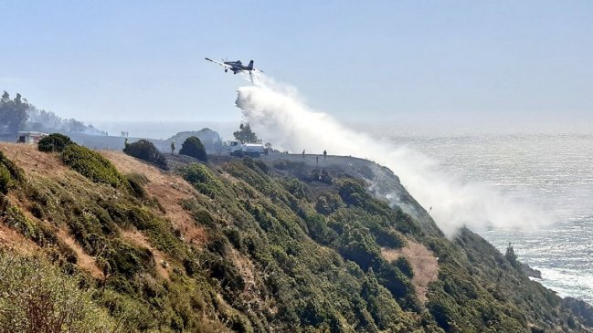 Incendio forestal afecta instalaciones de la Armada en Talcahuano