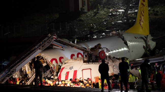 Reportan un muerto tras accidente de avión que se partió en tres en Turquía