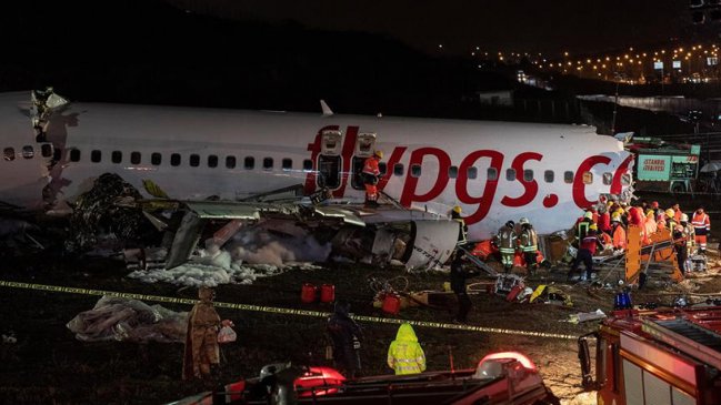 Confirman tres muertos en el accidente de avión que se rompió al aterrizar en Estambul