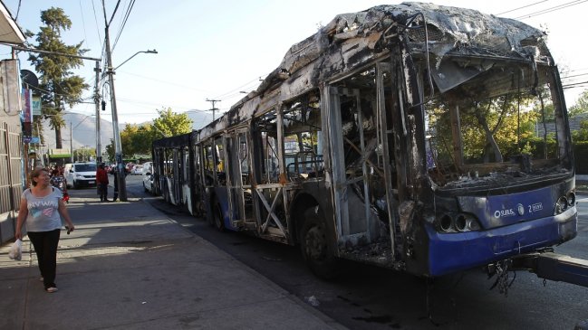 Alcalde Jadue criticó quema de buses en Recoleta y manifestó dudas sobre responsables