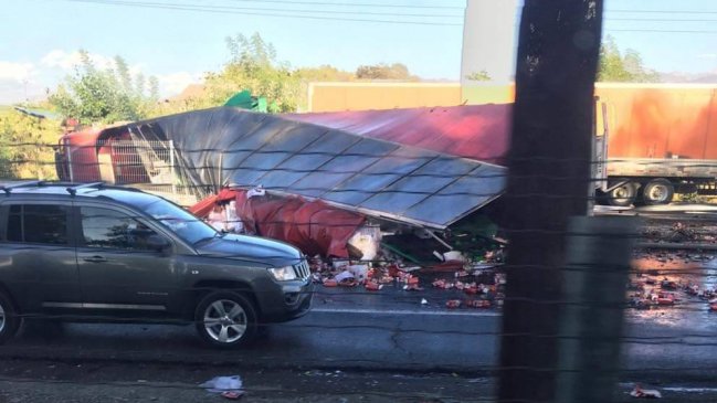 Volcamiento de camión con vinos genera taco en Ruta 5 Sur en Requínoa