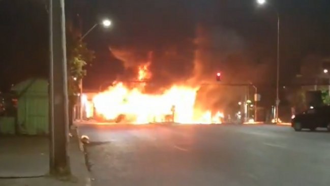 Desconocidos queman buses del Transantiago en Recoleta