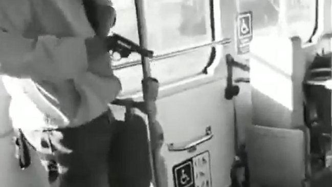 Adulto mayor sacó una pistola en micro de Maipú: 