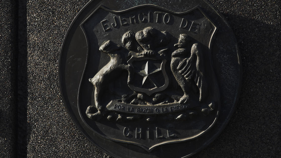 Juez Carroza ordenó detener a tres militares que quemaron archivos de la CNI en democracia