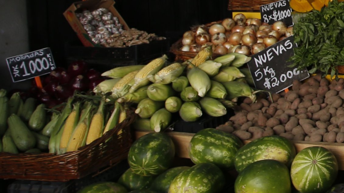 Economista asegura que frutas y verduras seguirán subiendo de precio 
