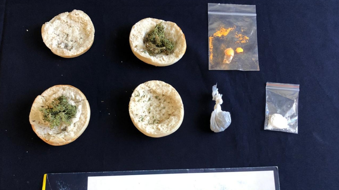 Dos mujeres fueron sorprendidas ingresando droga en hallullas y un desodorante a la cárcel de Temuco