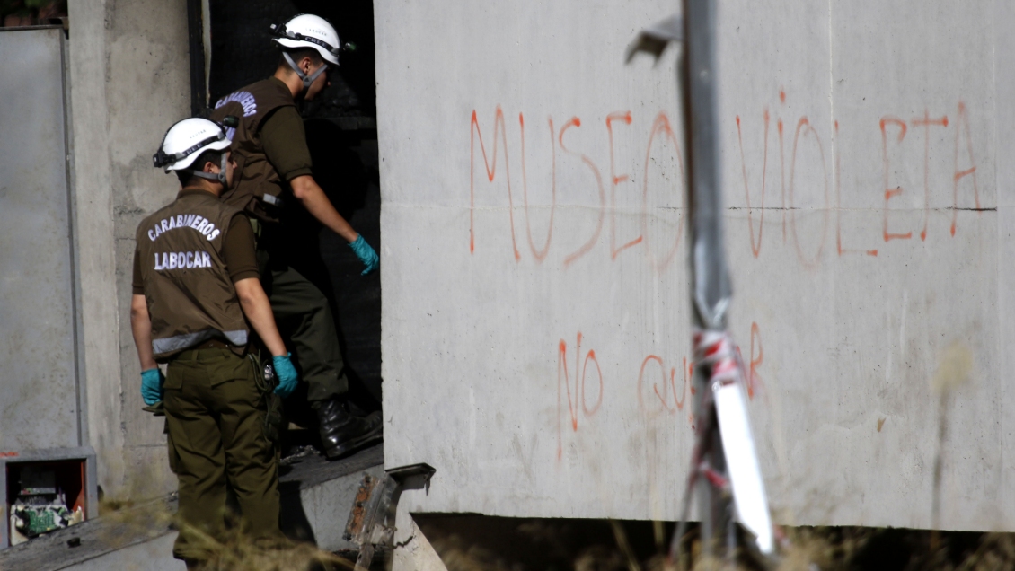 Carabineros apunta a encapuchados por incendio del Museo Violeta Parra