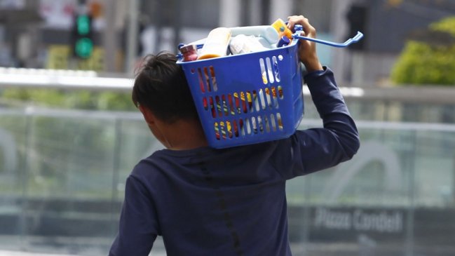 Carabineros detuvo a tres personas por saqueos en una tienda del centro de Santiago
