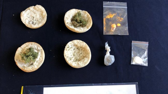 Dos mujeres fueron sorprendidas ingresando droga en hallullas y un desodorante a la cárcel de Temuco